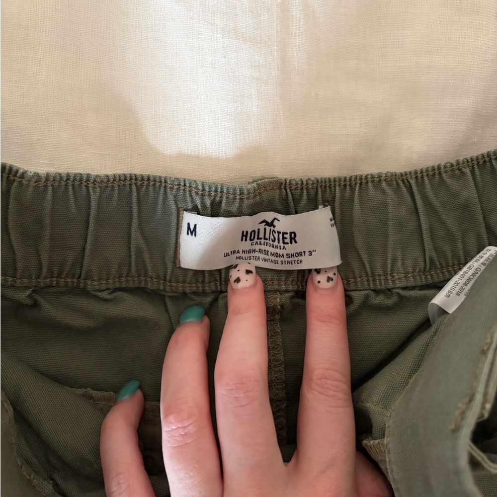 Hollister Women's Cargo Shorts in Olive - Picture 4 of 4